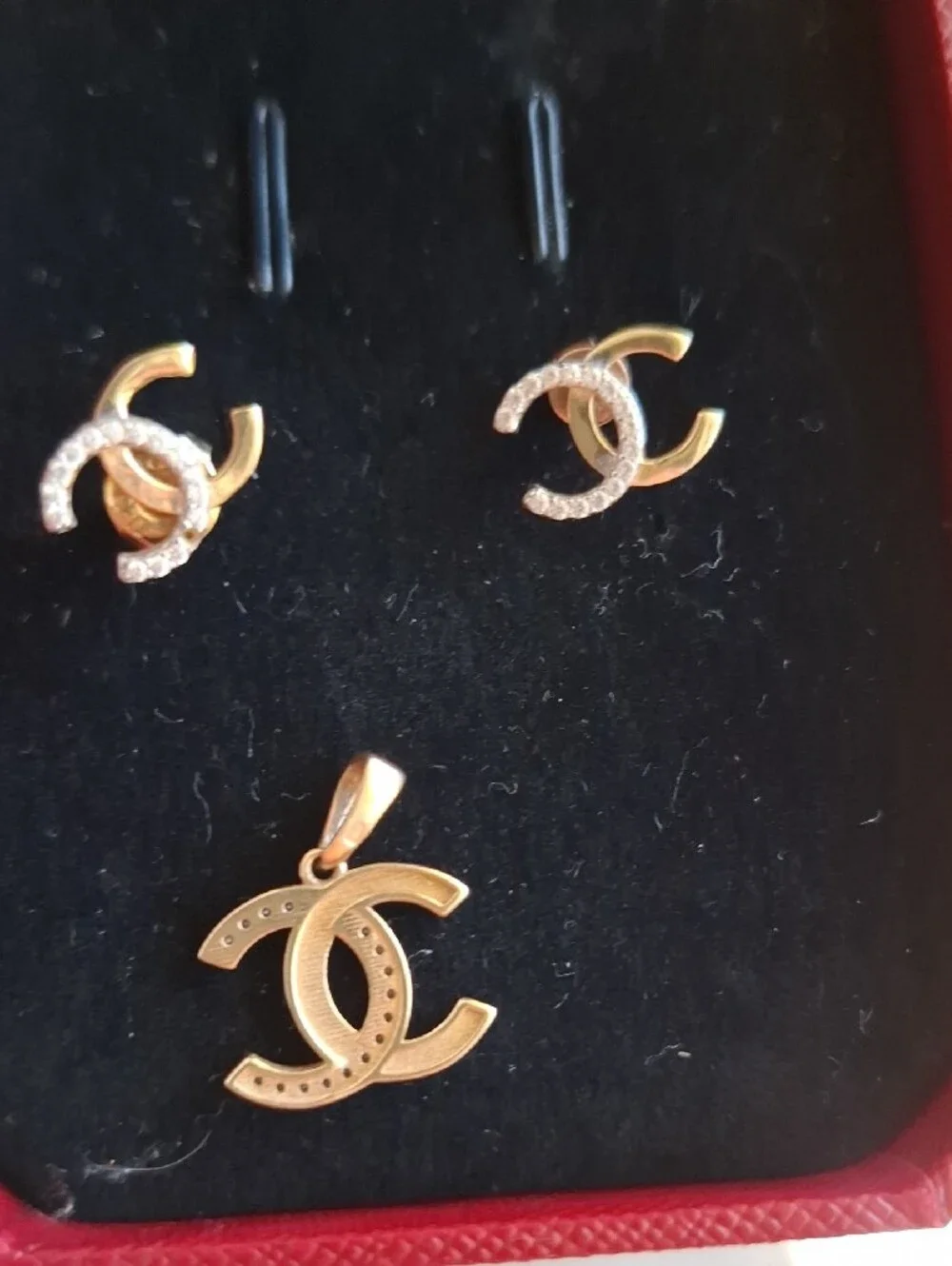 CHANEL elegant gold